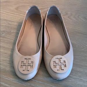 Tory Burch Minnie Travel Flat in beige, size 7
